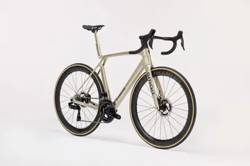 Bicicleta de carretera en color blanco con fondo neutro