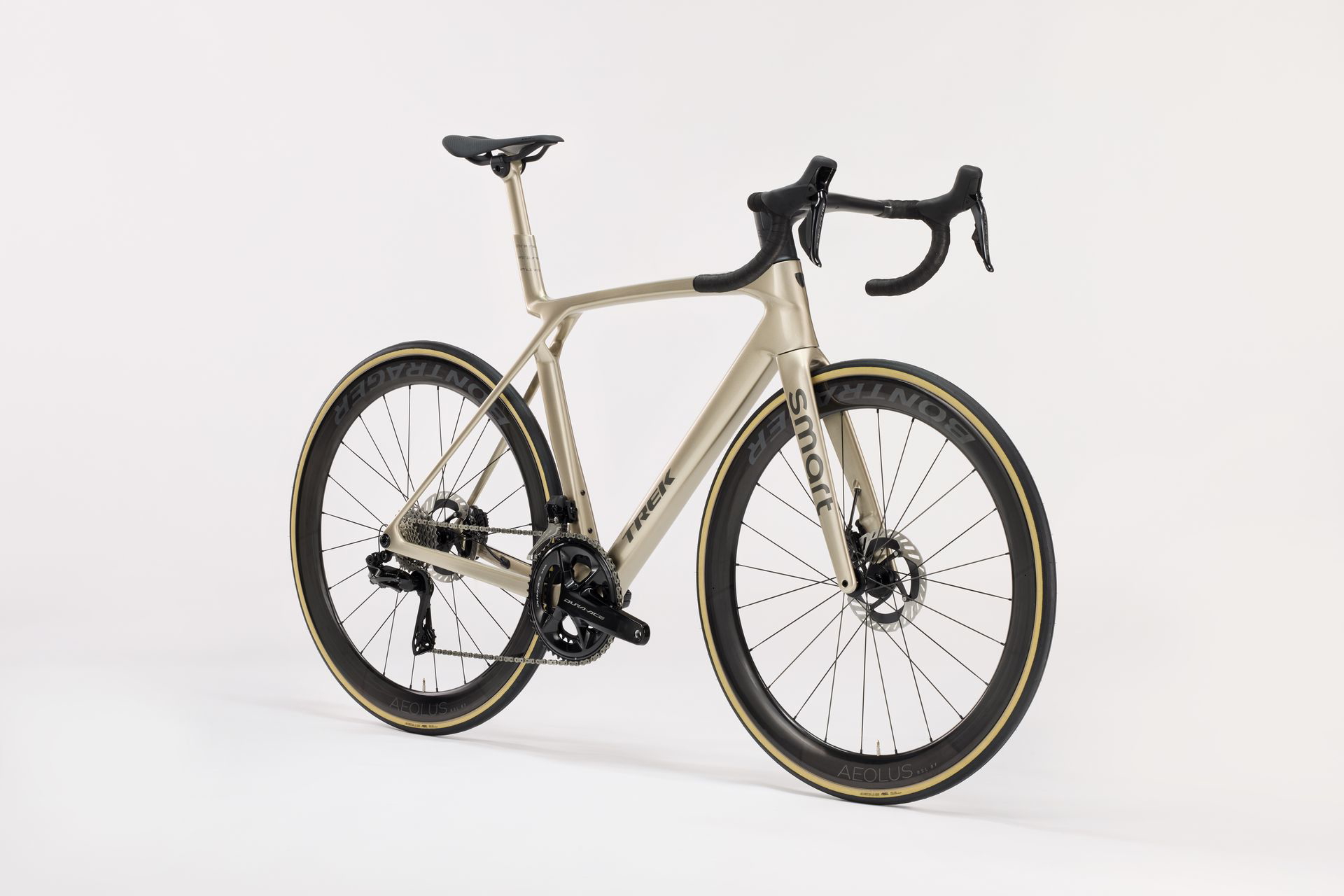 Bicicleta de carretera en color blanco con fondo neutro