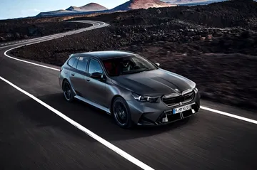 BMW M5 Touring mostrando su línea lateral aerodinámica y robusta.