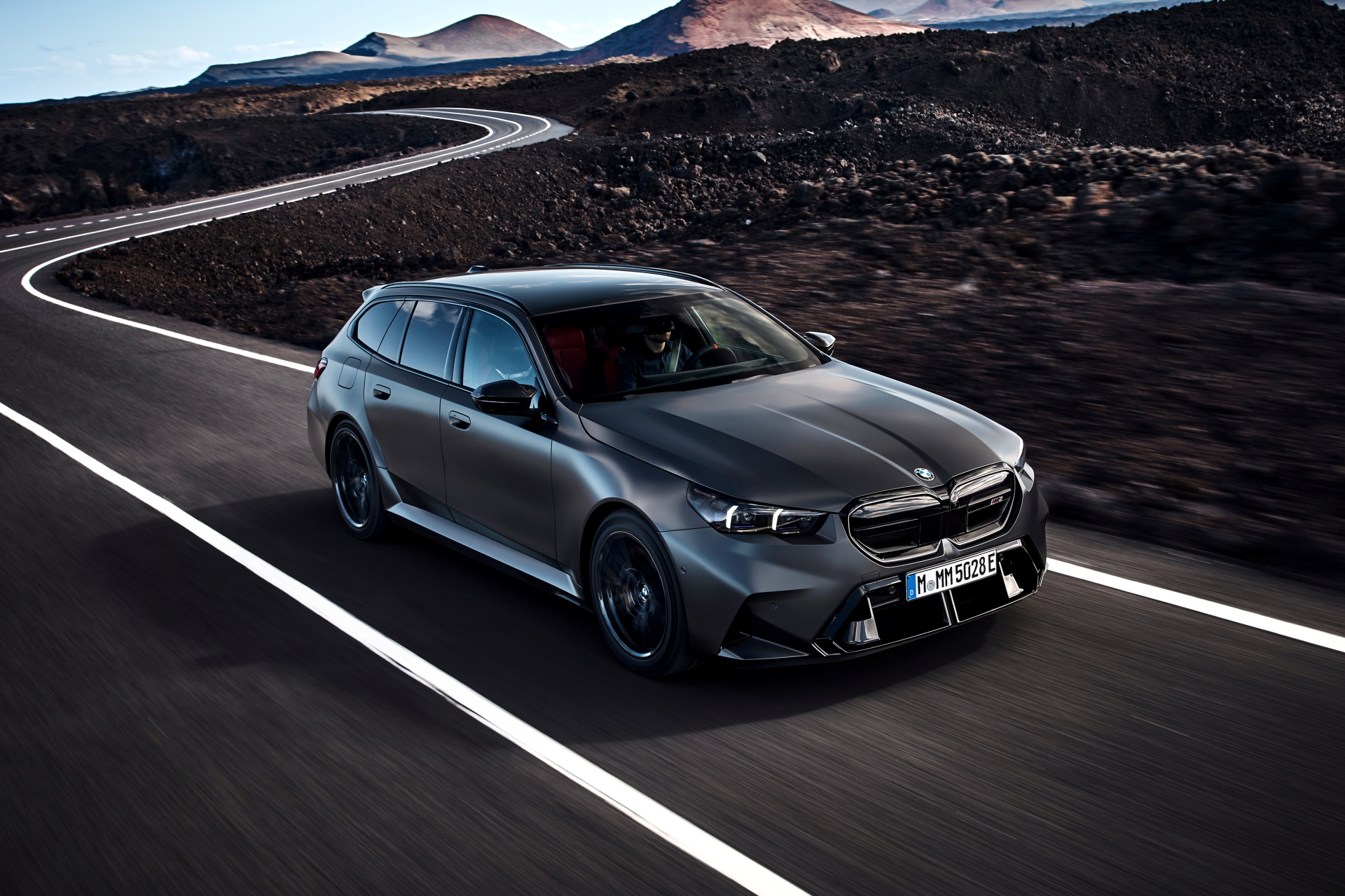 BMW M5 Touring mostrando su línea lateral aerodinámica y robusta.