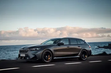 BMW M5 Touring 2025: Espacio y potencia en un solo vehículo.
