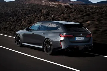 BMW M5 Touring muestra su diseño elegante y deportivo.