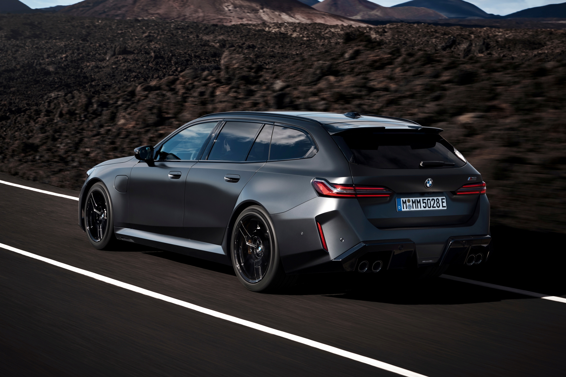 BMW M5 Touring muestra su diseño elegante y deportivo.