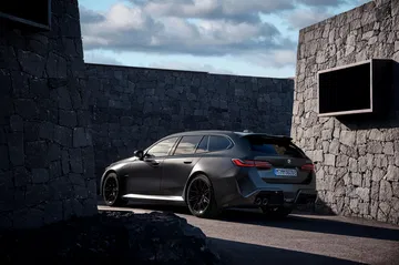 Vista lateral BMW M5 Touring muestra diseño y proporciones deportivas
