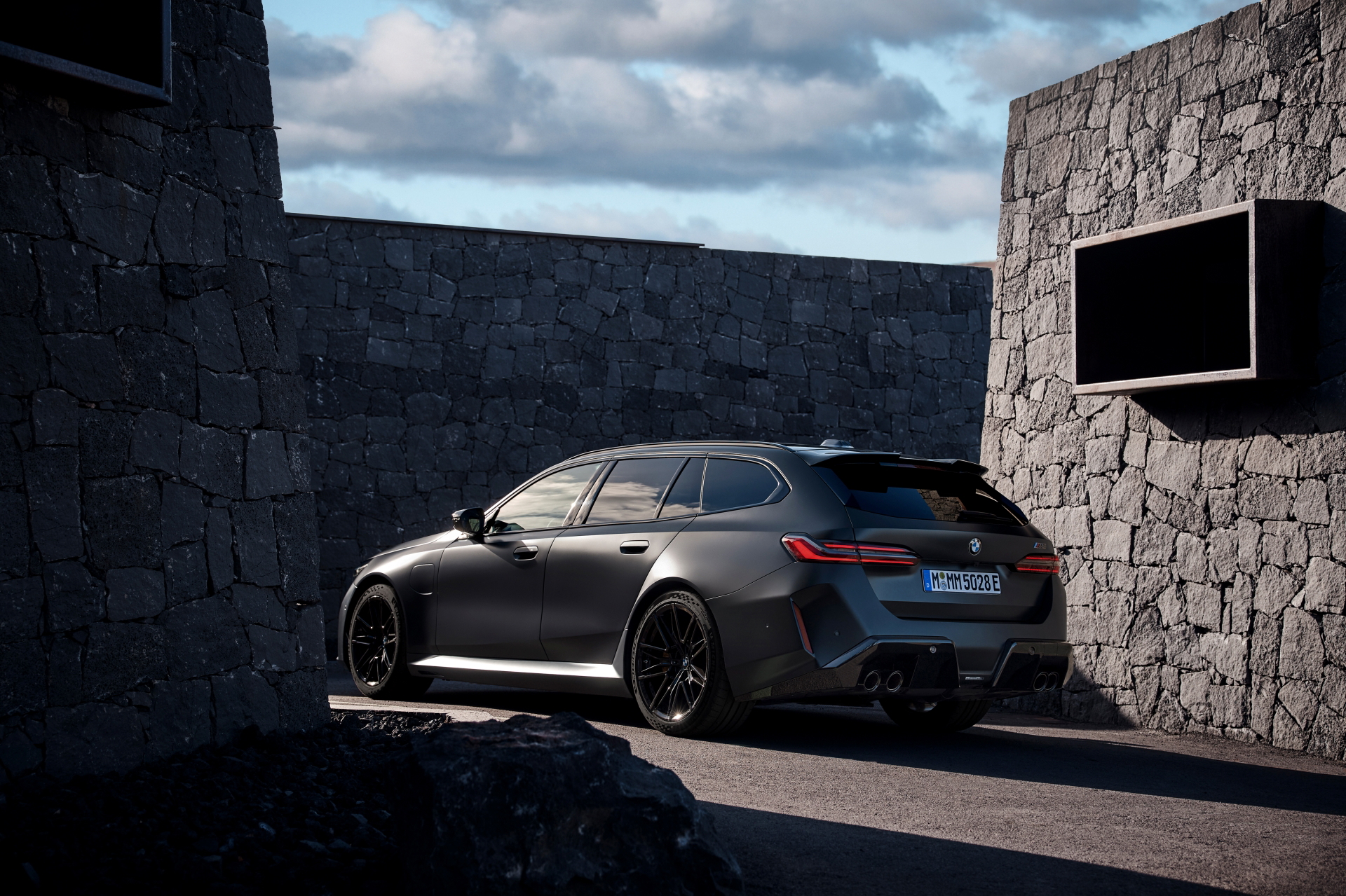 Vista lateral BMW M5 Touring muestra diseño y proporciones deportivas