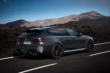 Silueta dinámica del BMW M5 Touring con diseño deportivo