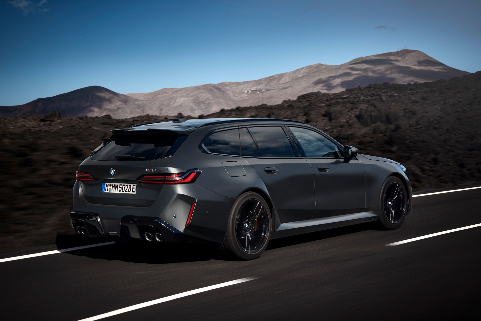Silueta dinámica del BMW M5 Touring con diseño deportivo