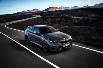 Nuevo BMW M5 Touring 2025: diseño que combina elegancia y deportividad.