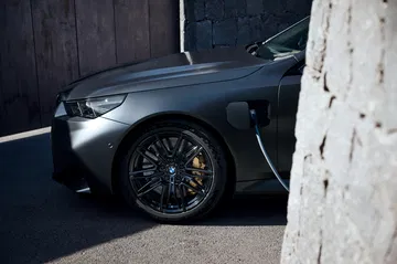 Vista lateral del BMW M5 Touring, destilando deportividad y elegancia
