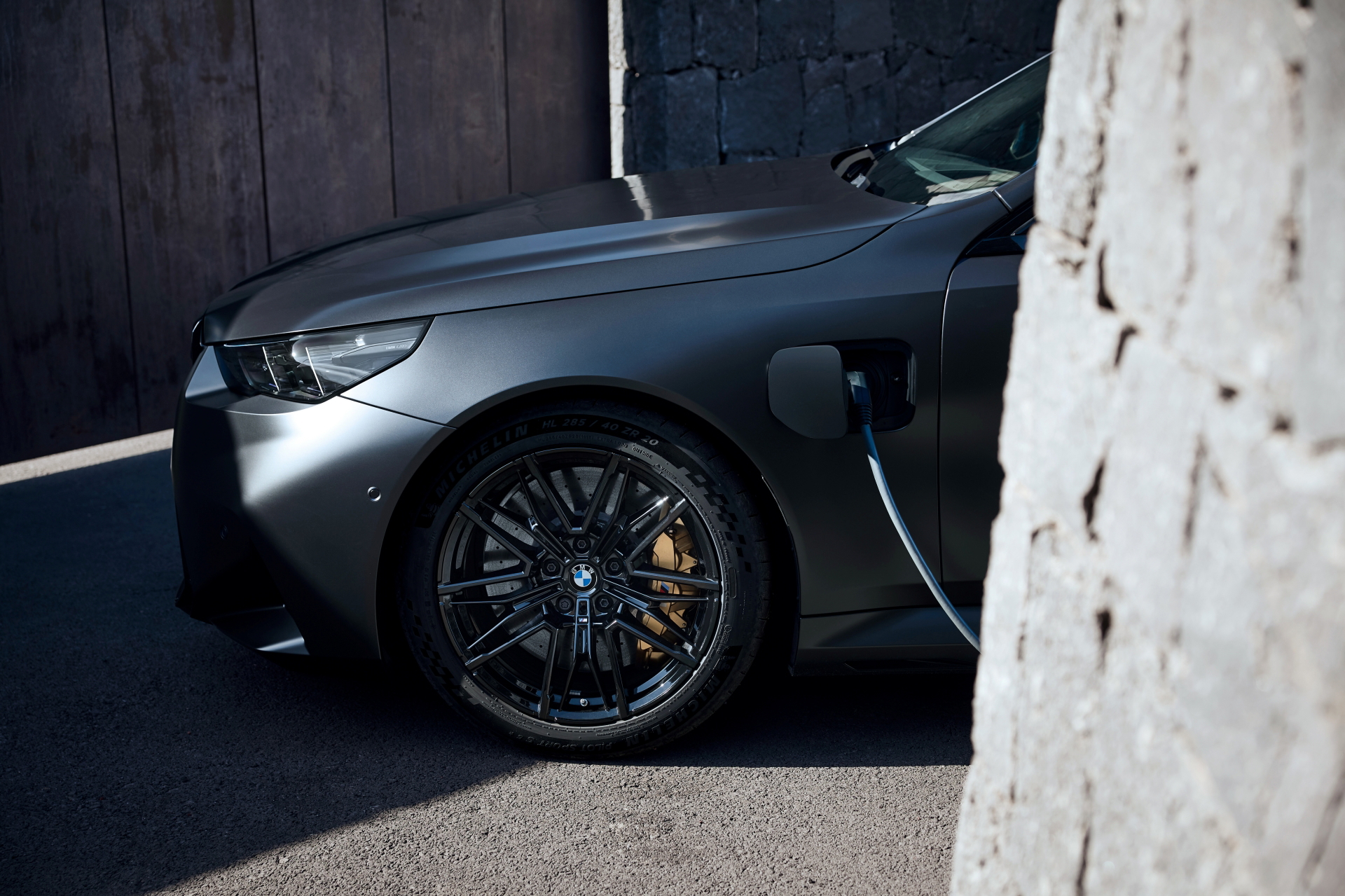 Vista lateral del BMW M5 Touring, destilando deportividad y elegancia