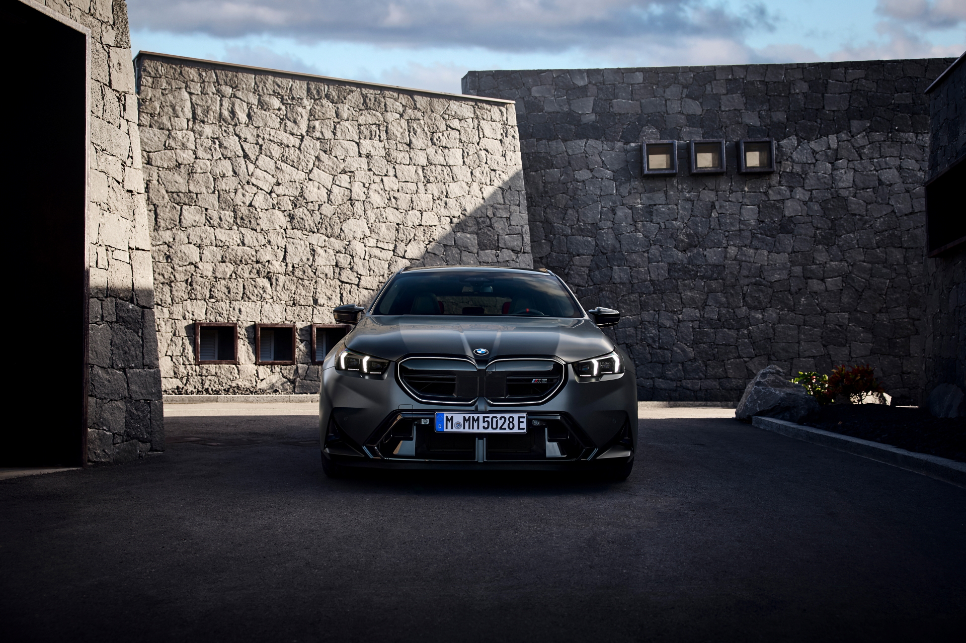 Vista delantera imponente del BMW M5 Touring 2025, conjunto perfecto de deportividad y funcionalidad.