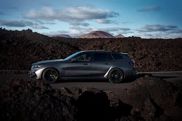 Vista lateral del BMW M5 Touring 2025 revelando su diseño aerodinámico y deportivo.