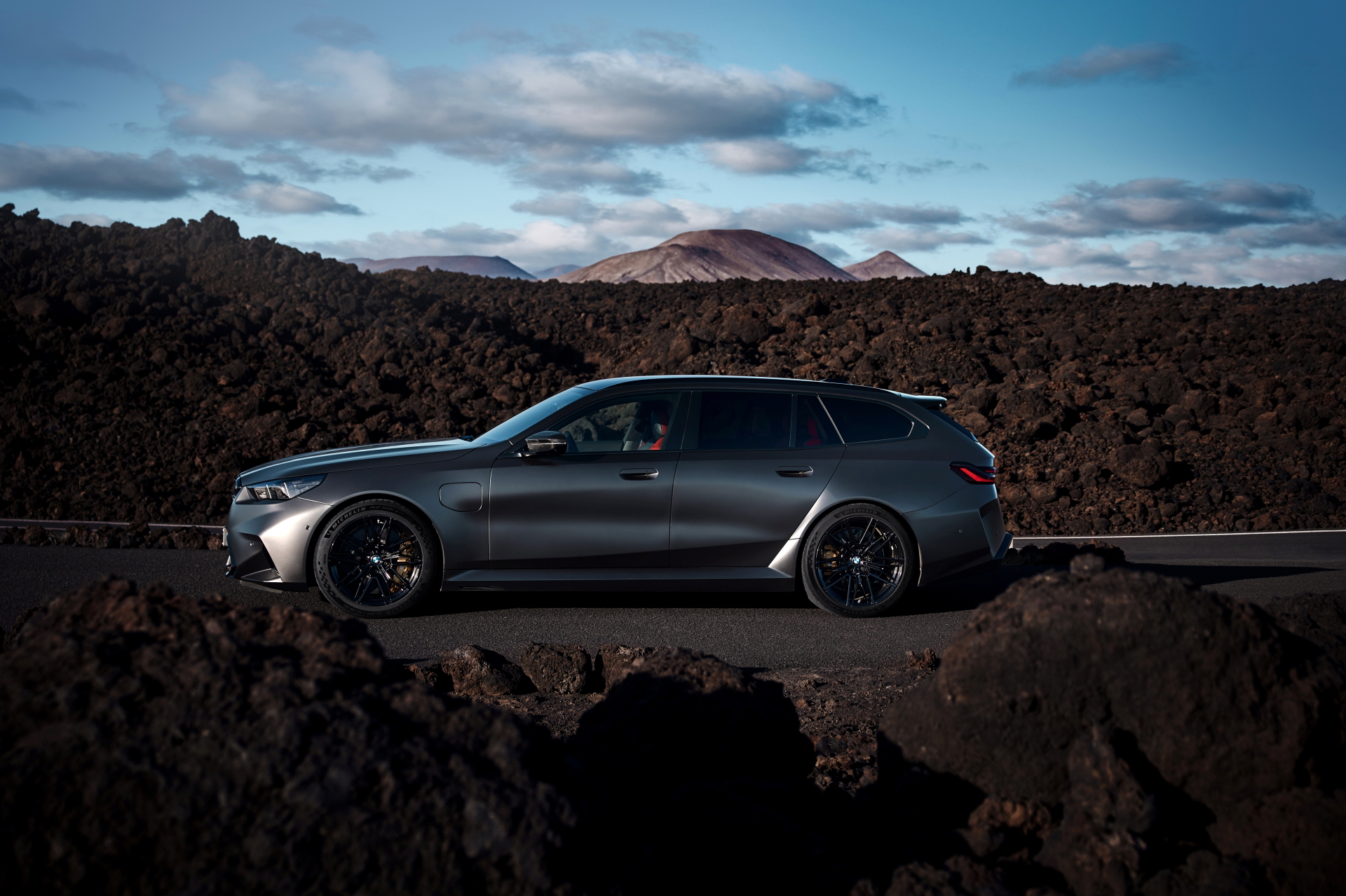 Vista lateral del BMW M5 Touring 2025 revelando su diseño aerodinámico y deportivo.