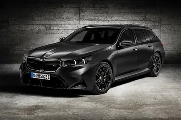 Vista lateral de BMW M5 Touring 2025 con diseño elegante y deportivo.