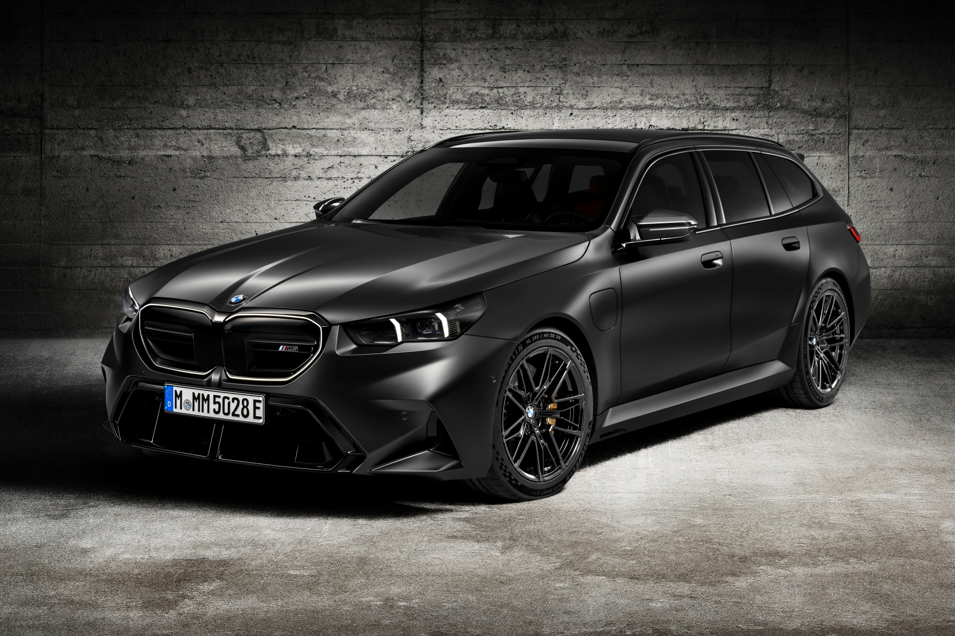 Vista lateral de BMW M5 Touring 2025 con diseño elegante y deportivo.