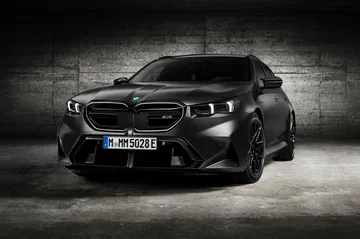 Vista frontal del BMW M5 Touring, imponencia y deportividad.