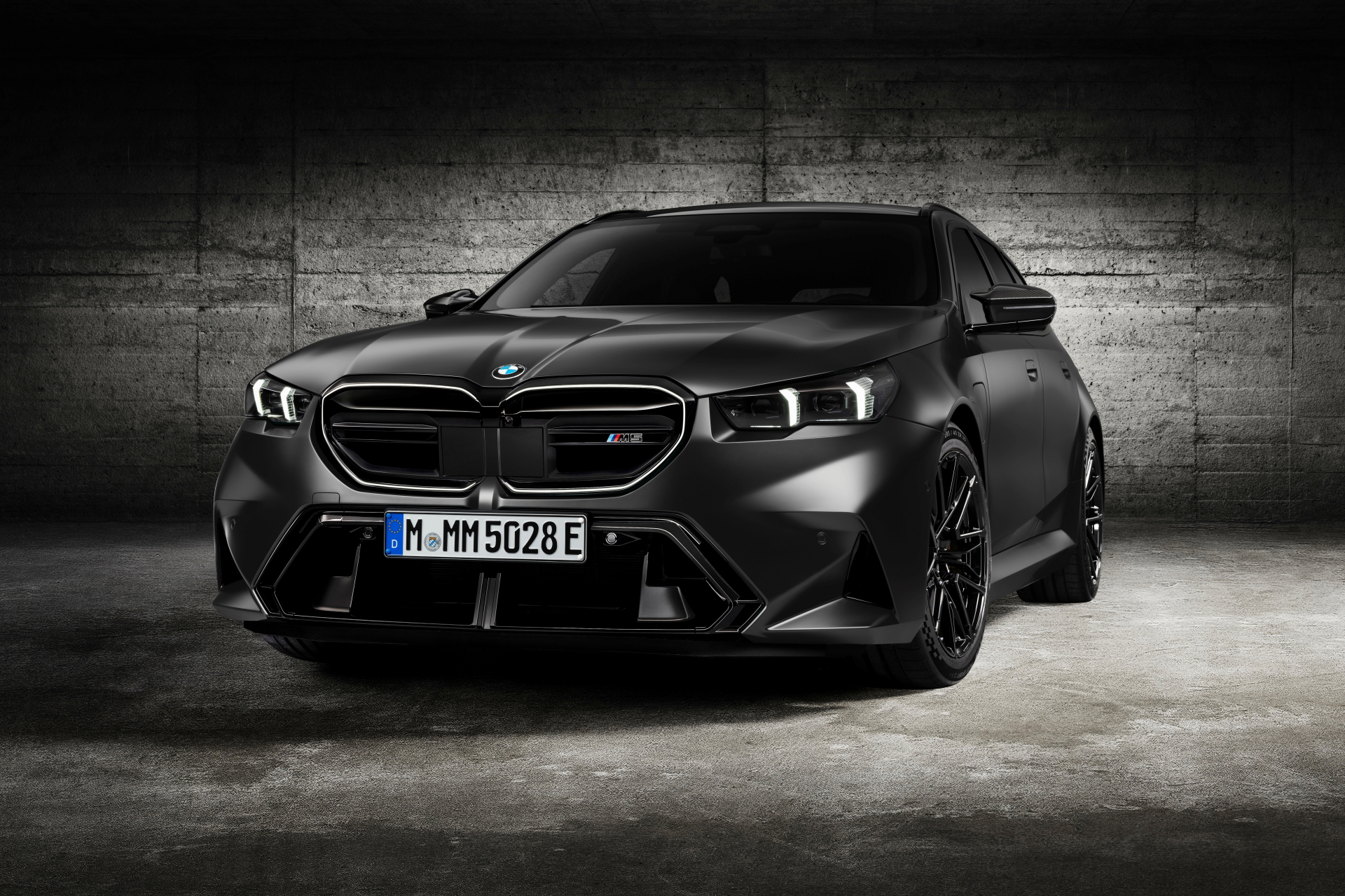 Vista frontal del BMW M5 Touring, imponencia y deportividad.