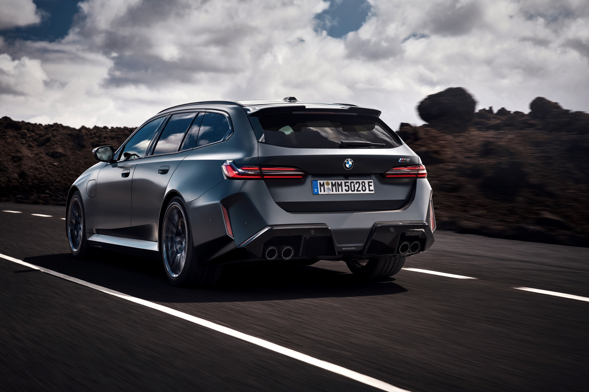 Vista dinámica del BMW M5 Touring mostrando su imponente trasera y perfil lateral.