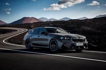 El BMW M5 Touring muestra su imponente lateral y diseño deportivo.