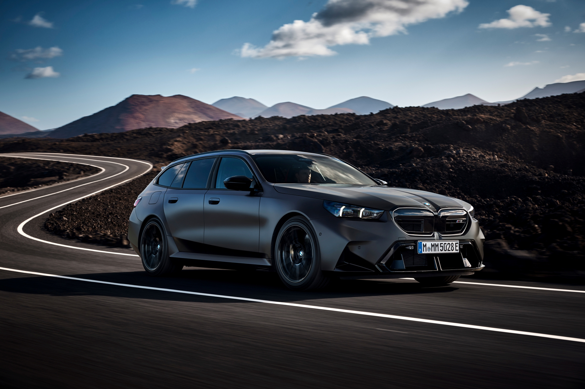 El BMW M5 Touring muestra su imponente lateral y diseño deportivo.