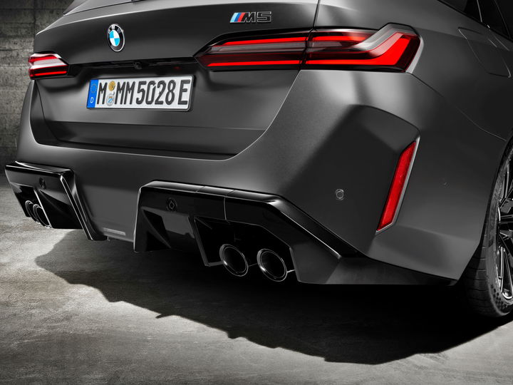 Diseño trasero que combina deportividad y elegancia, con doble salida de escape. Diseño trasero que combina deportividad y elegancia, con doble salida de escape.