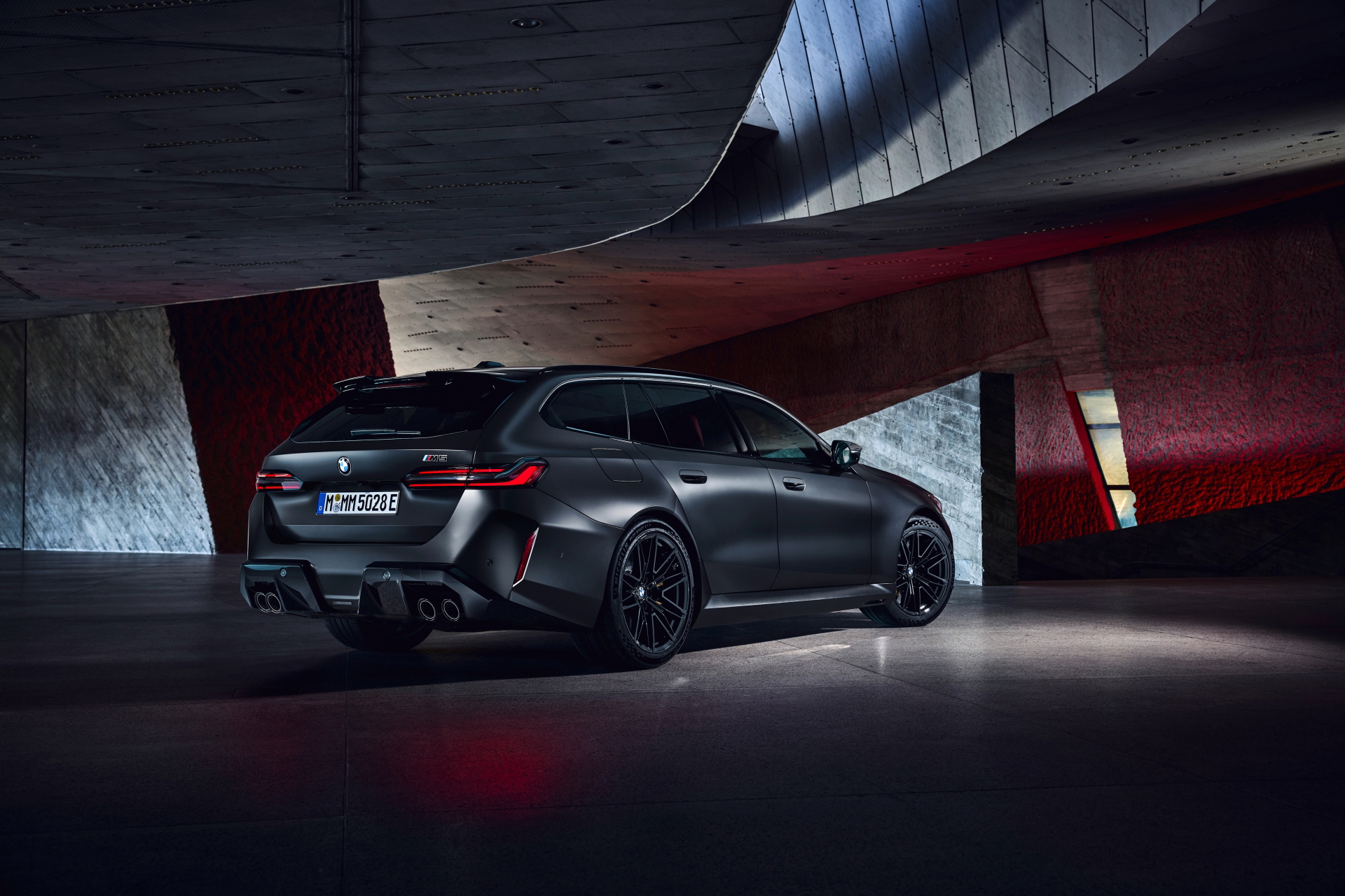 Vista trasera y lateral del BMW M5 Touring 2025, diseño sofisticado y deportivo.