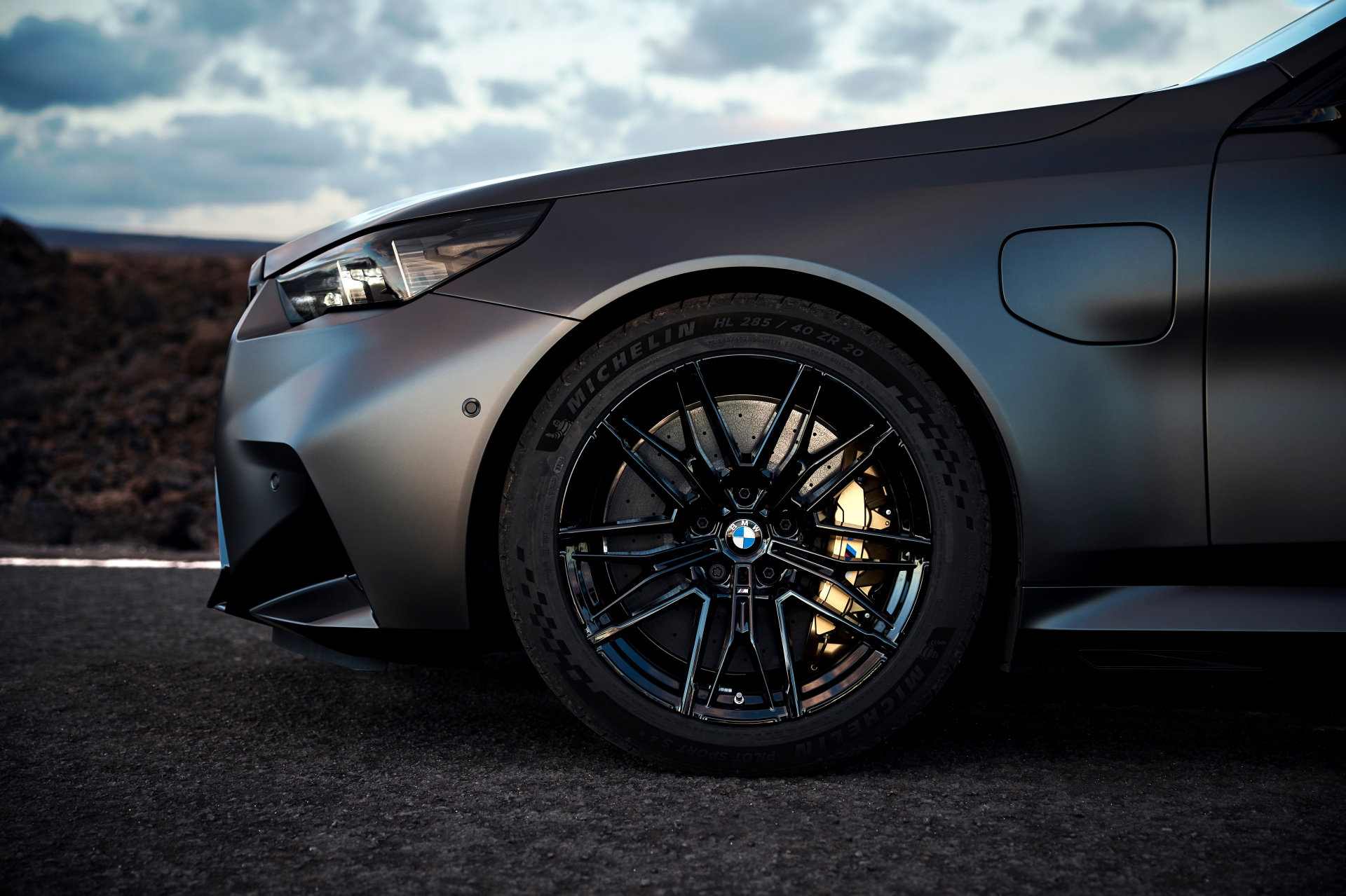 Rueda y parte lateral del BMW M5 Touring revelan su diseño deportivo y elegancia.