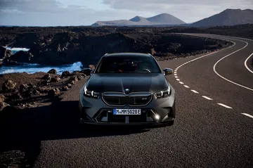 Vista frontal BMW M5 Touring 2025, potencia y elegancia en carretera