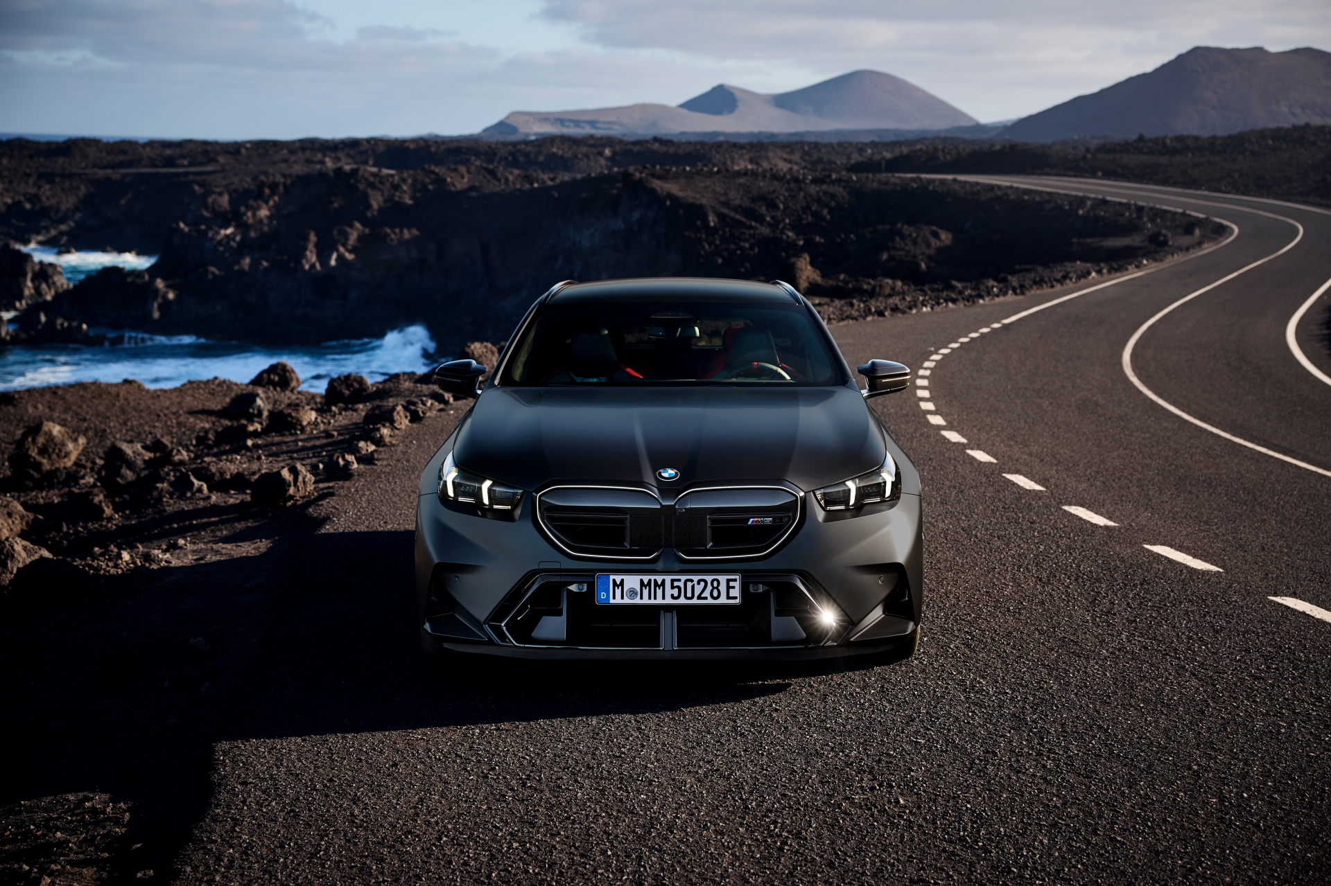 Vista frontal BMW M5 Touring 2025, potencia y elegancia en carretera