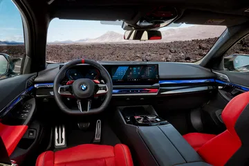Cabina del BMW M5 Touring, acabados premium y estética deportiva.