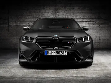 Imagen frontal del BMW M5 Touring ilustrando su robusto diseño y faros agresivos.