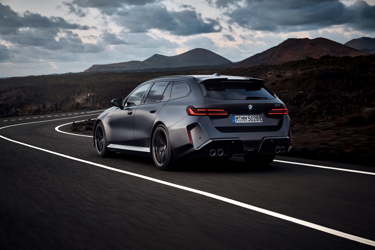 BMW M5 Touring: combinación perfecta de potencia y estilo familiar.