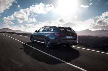BMW M5 Touring 2025 capturado en todo su esplendor, definiendo la elegancia deportiva.
