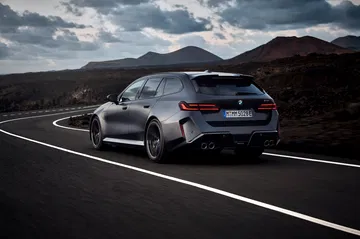BMW M5 Touring: fusión de potencia y funcionalidad familiar.