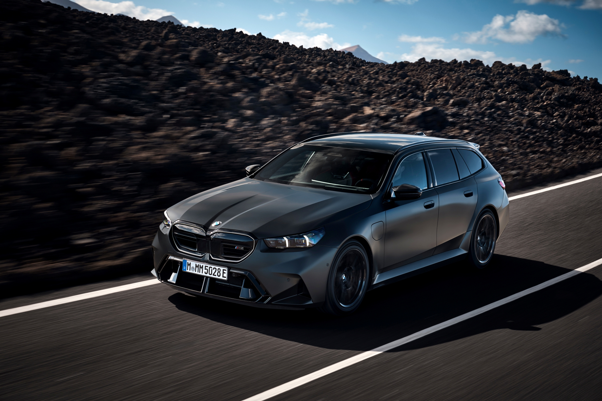 BMW M5 Touring en ruta, combinación perfecta de deportividad y funcionalidad.