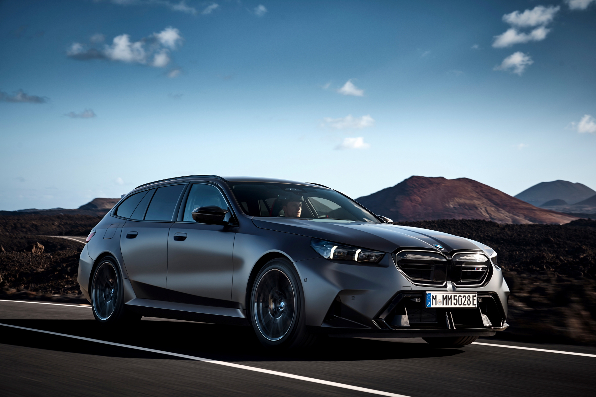 BMW M5 Touring: fusión de alto rendimiento y versatilidad.