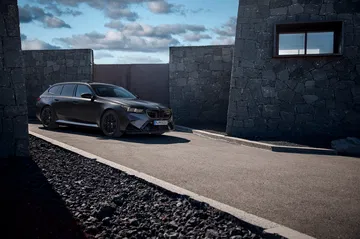 Vista lateral del BMW M5 Touring que muestra su silueta aerodinámica y robusta.