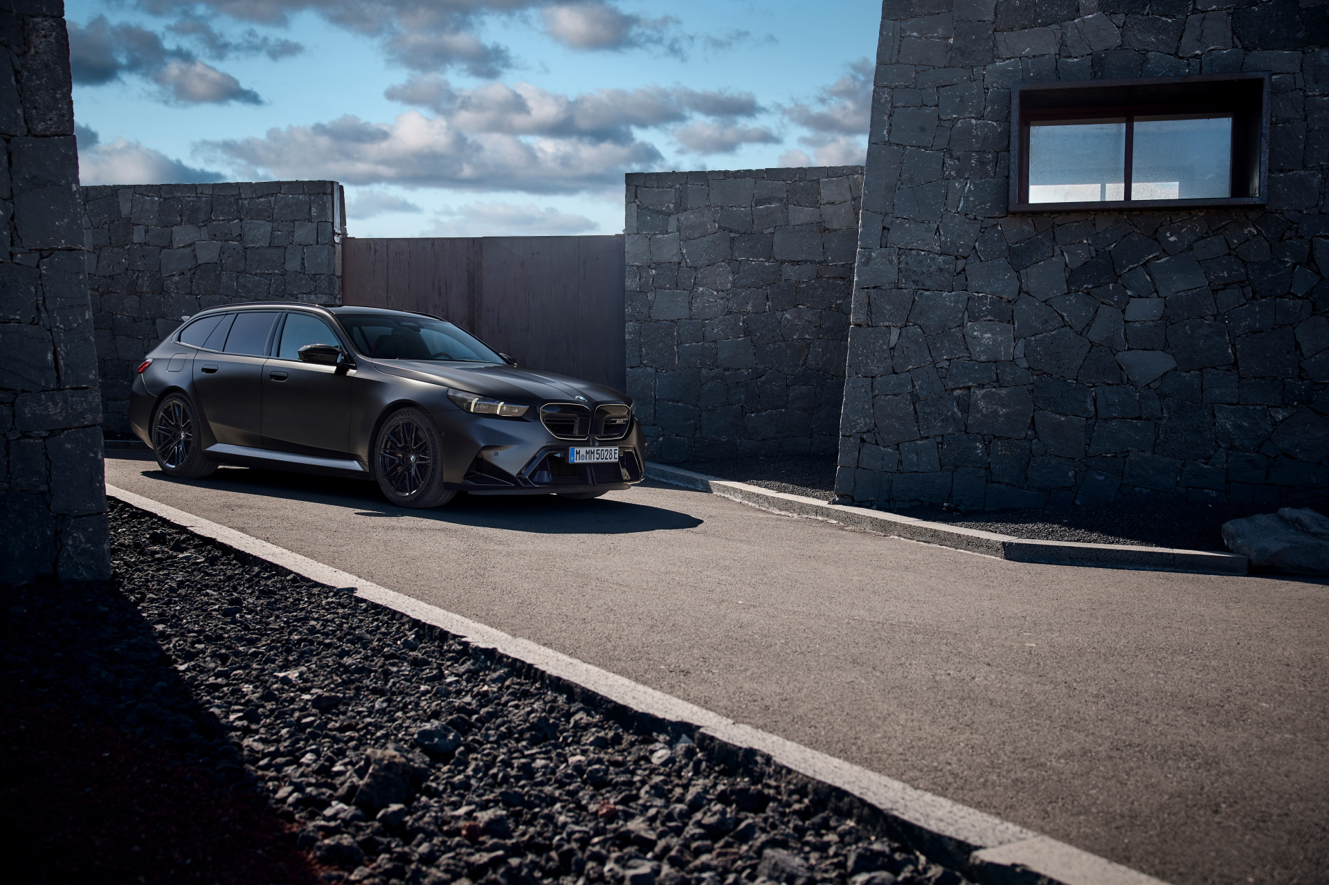 Vista lateral del BMW M5 Touring que muestra su silueta aerodinámica y robusta.