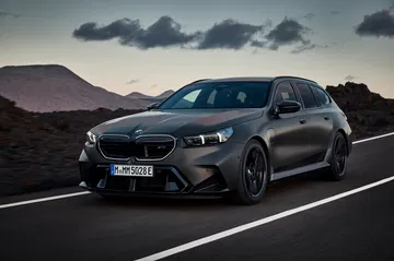 El BMW M5 Touring 2025 muestra su elegancia y deportividad con esta vista lateral.
