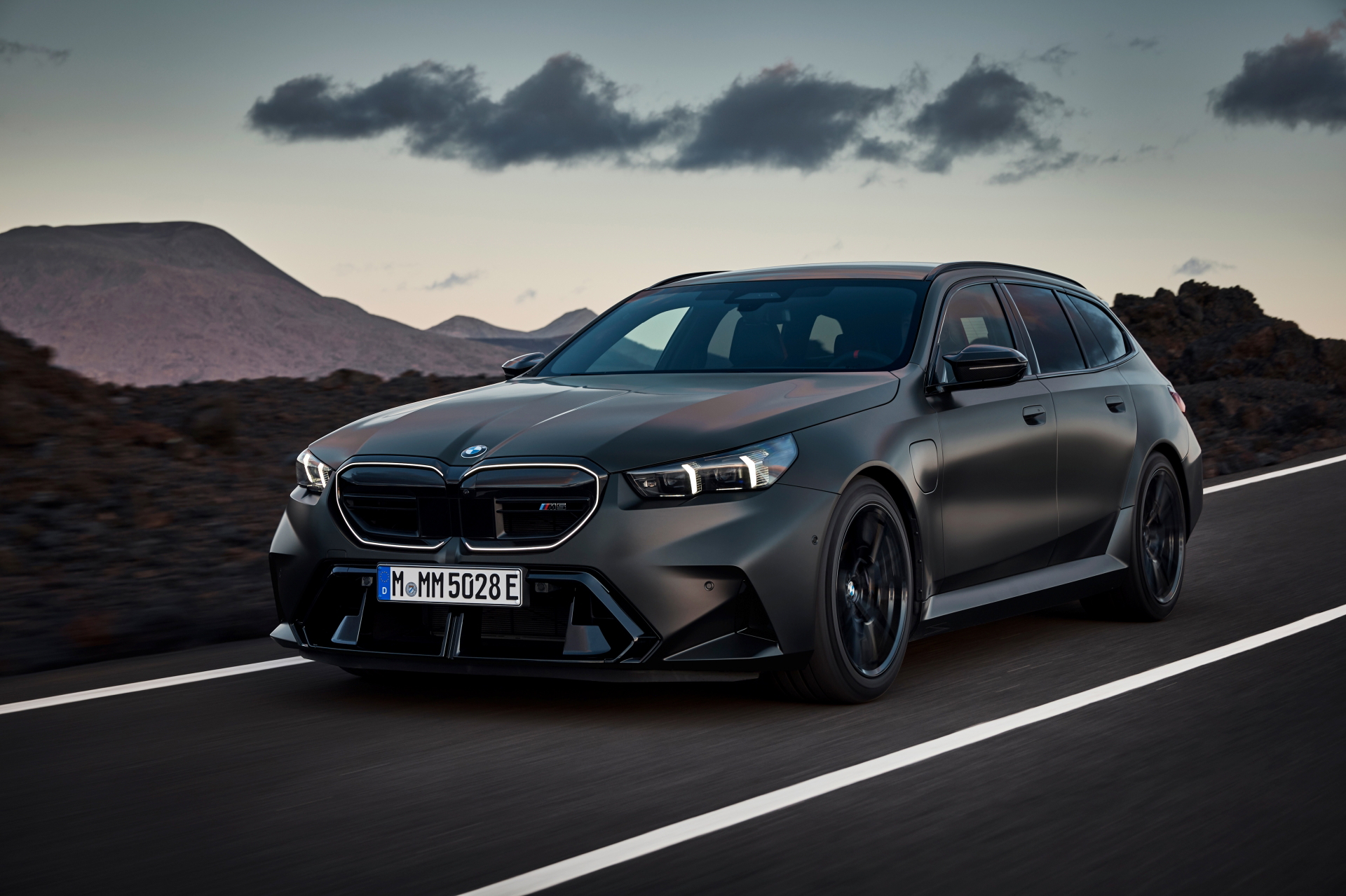 El BMW M5 Touring 2025 muestra su elegancia y deportividad con esta vista lateral.