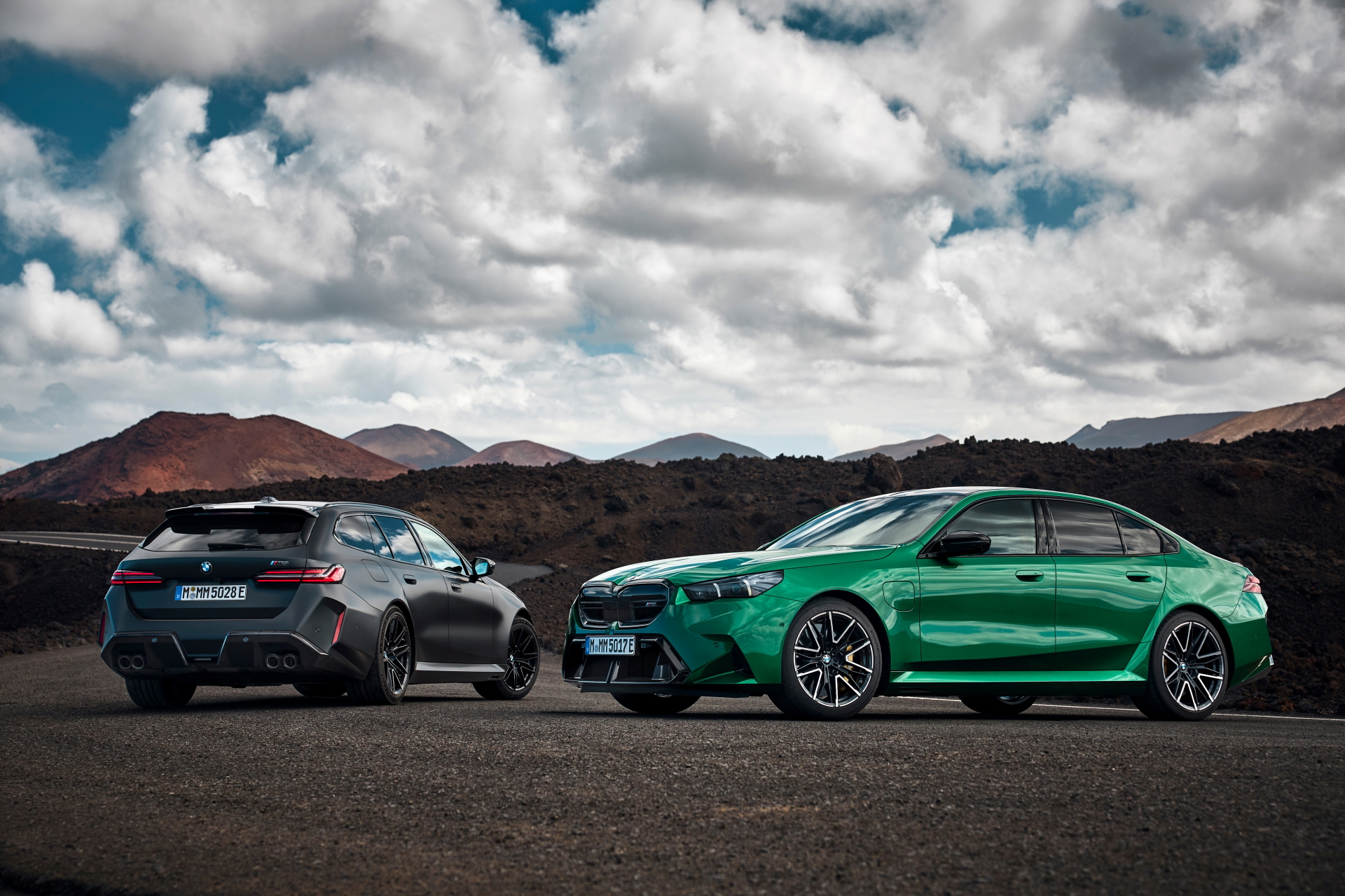 Dos BMW M5 Touring en una imponente vista lateral, exhibiendo líneas y dinamismo.