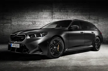 BMW M5 Touring 2025 combina lujo y deportividad familiar.