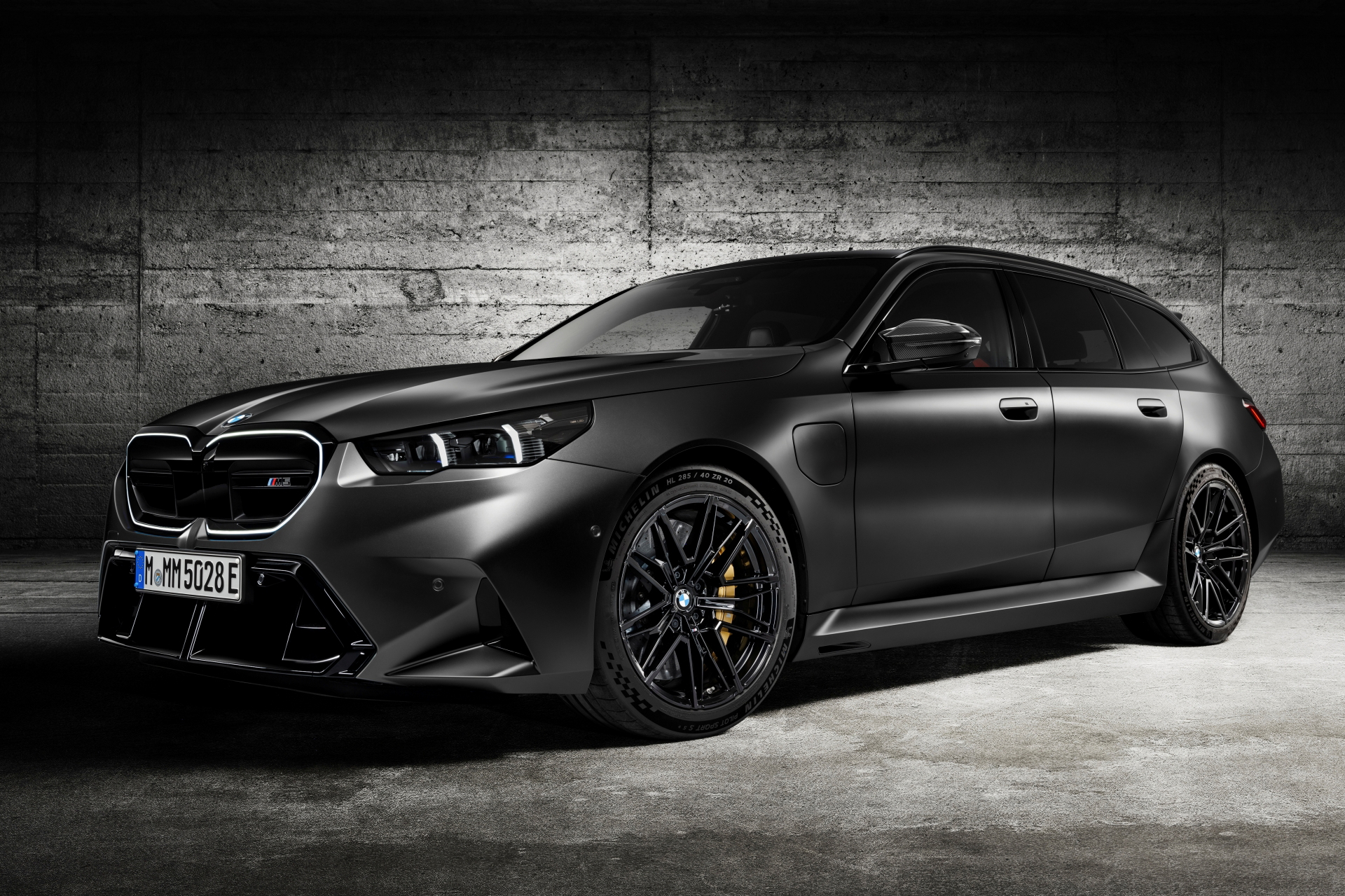 BMW M5 Touring 2025 combina lujo y deportividad familiar.