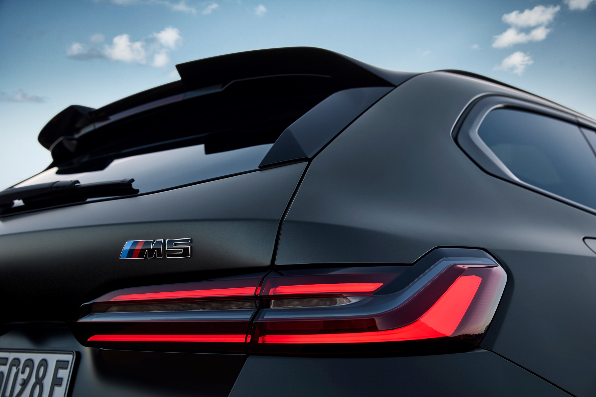 Vista trasera del BMW M5 Touring con maletero abierto