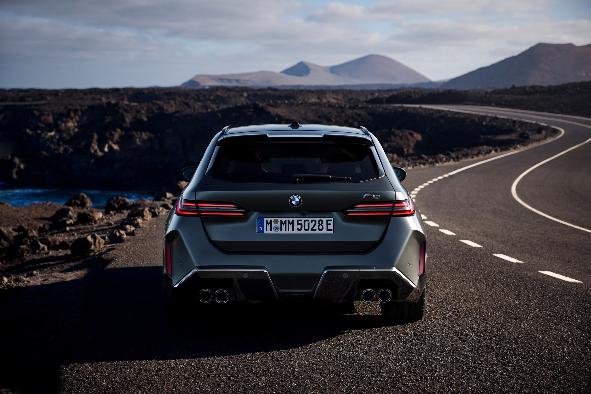 Vista posterior del BMW M5 Touring en carretera, mostrando su potencial familiar.