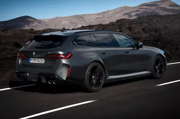 Vista trasera y lateral del BMW M5 Touring 2025, potencia y estilo en familia