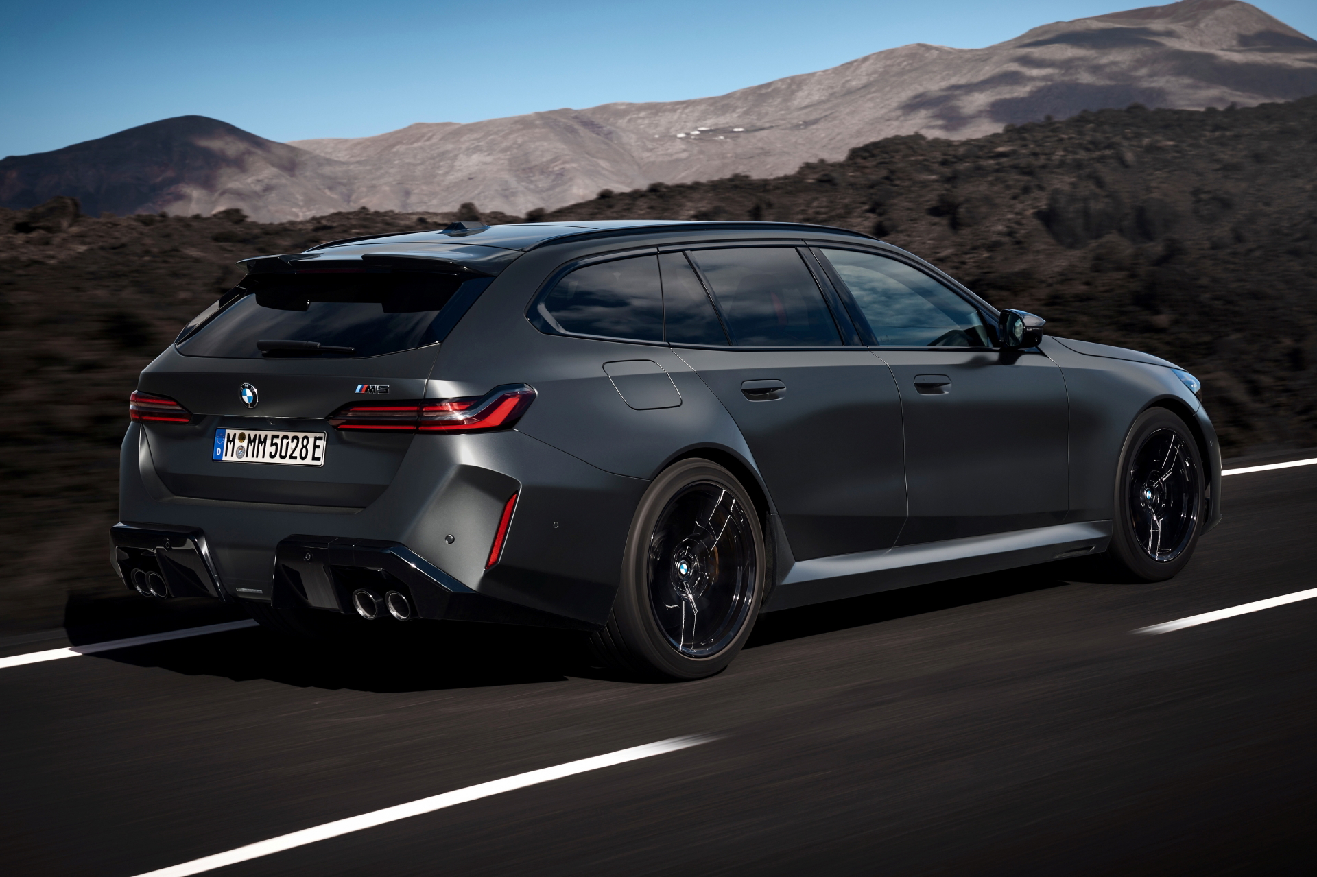 Vista trasera y lateral del BMW M5 Touring 2025, potencia y estilo en familia