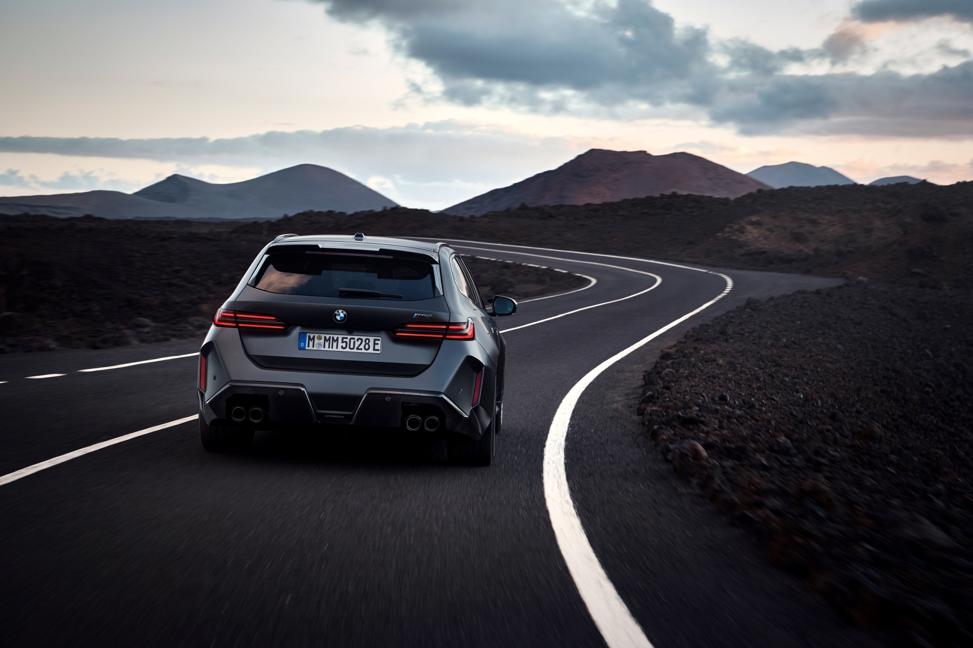 Vista dinámica del BMW M5 Touring 2025 mostrando su diseño elegante y deportivo.