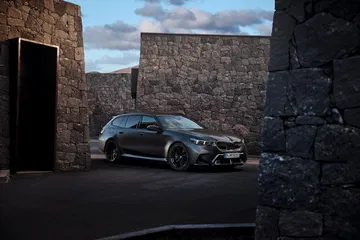 BMW M5 Touring 2025: fusión de espacio y alta potencia.