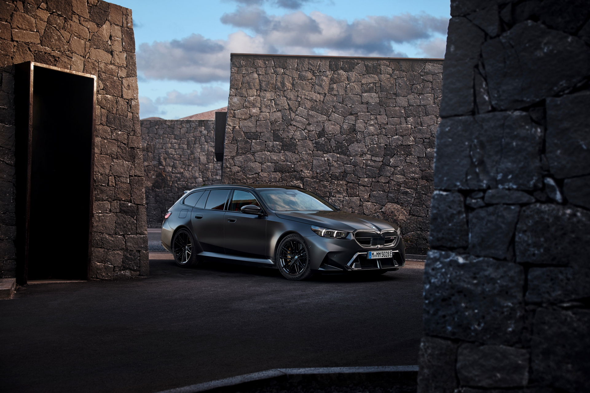 BMW M5 Touring 2025: fusión de espacio y alta potencia.